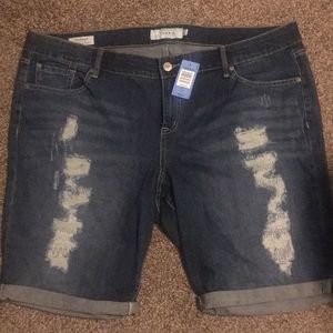 Torrid 22 Denim Capri shorts with destruction NWT